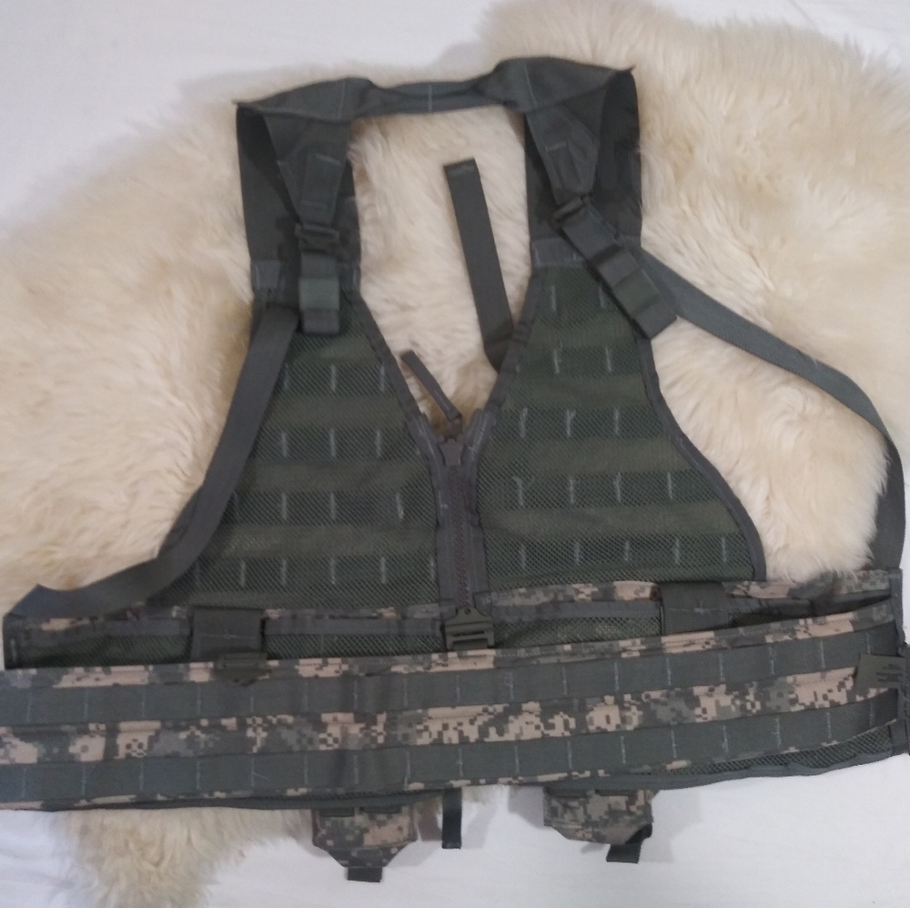 ACU Fighting Load Carrier MOLLE II Utility Vest - Picture 8 of 8